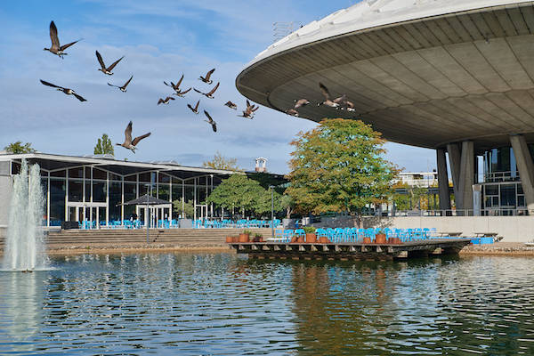 Het Evoluon in Eindhoven met terras en vijver